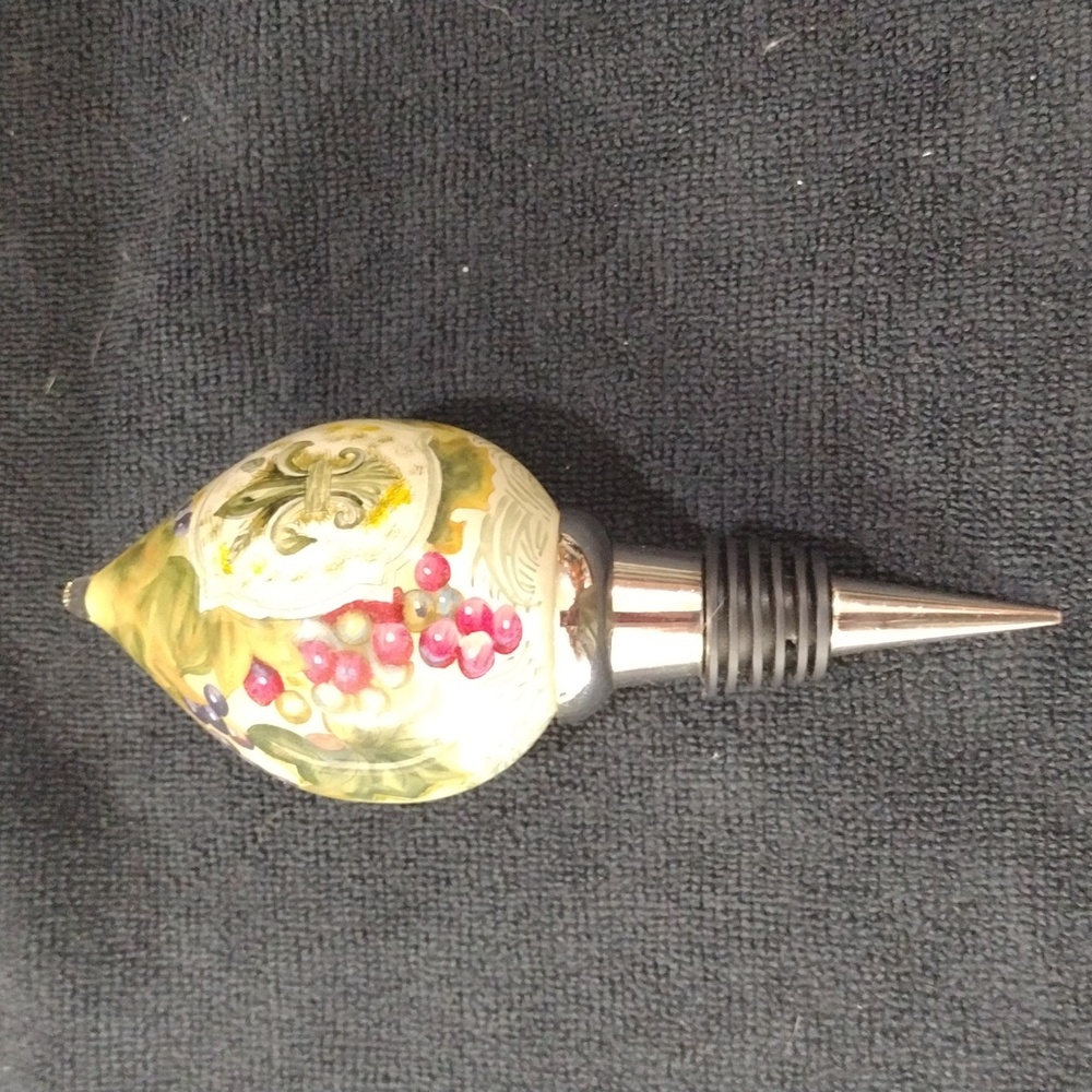 Ne'Qwa wine stopper, 7000146, Fleur De Lis Vines, artist Susan Wingert.